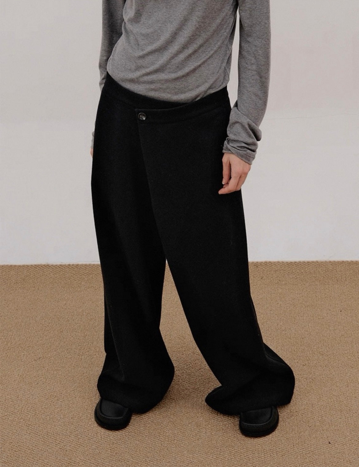Soft-Drapes Trousers  in Black