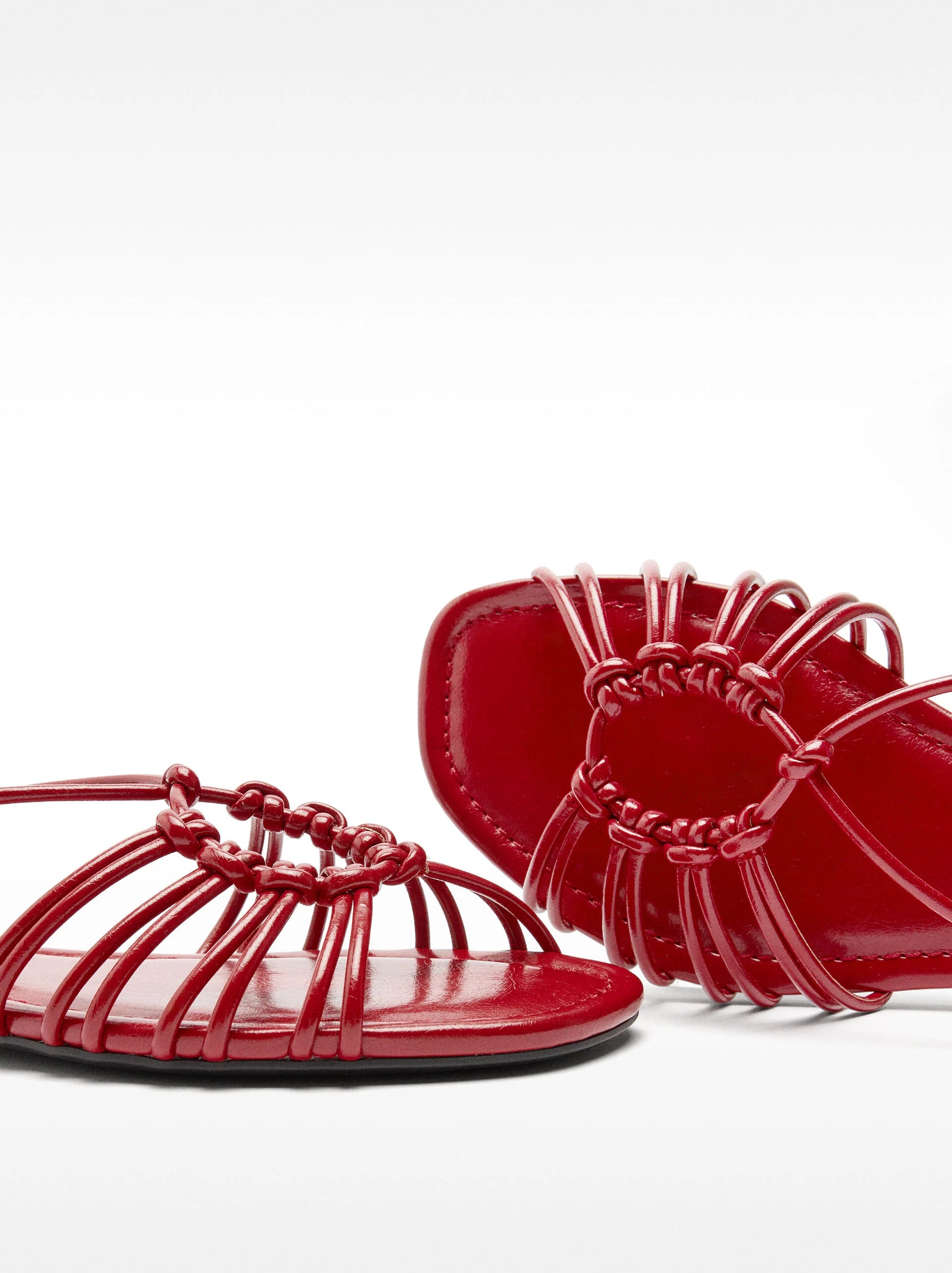 FLAT SANDALS WITH STRAPS AND KNOTS