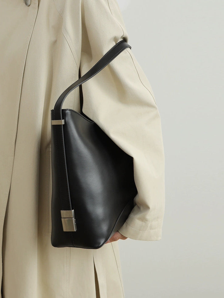 The Sculpt Hobo in Black