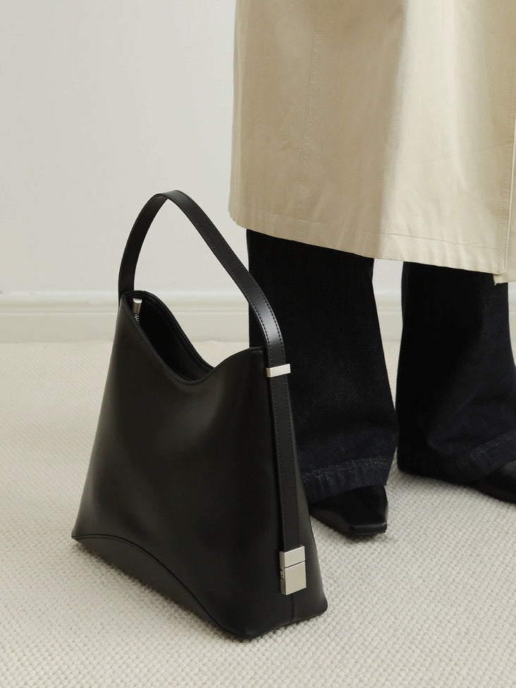 The Sculpt Hobo in Black