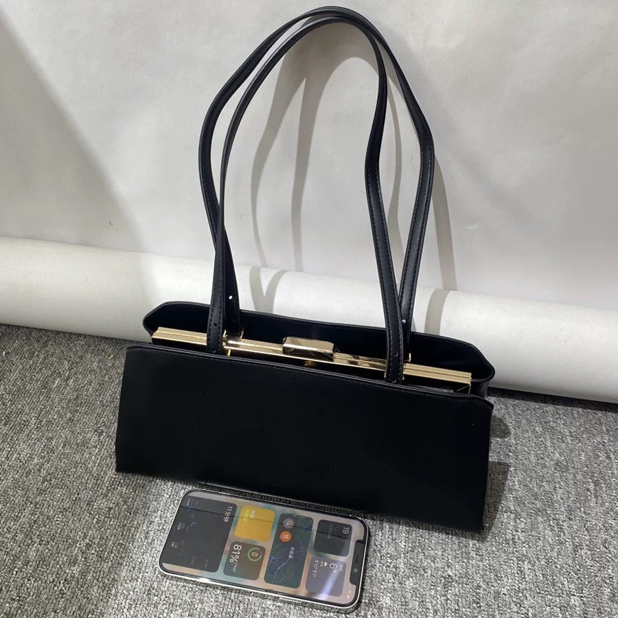 Kiss-lock Bag in Black