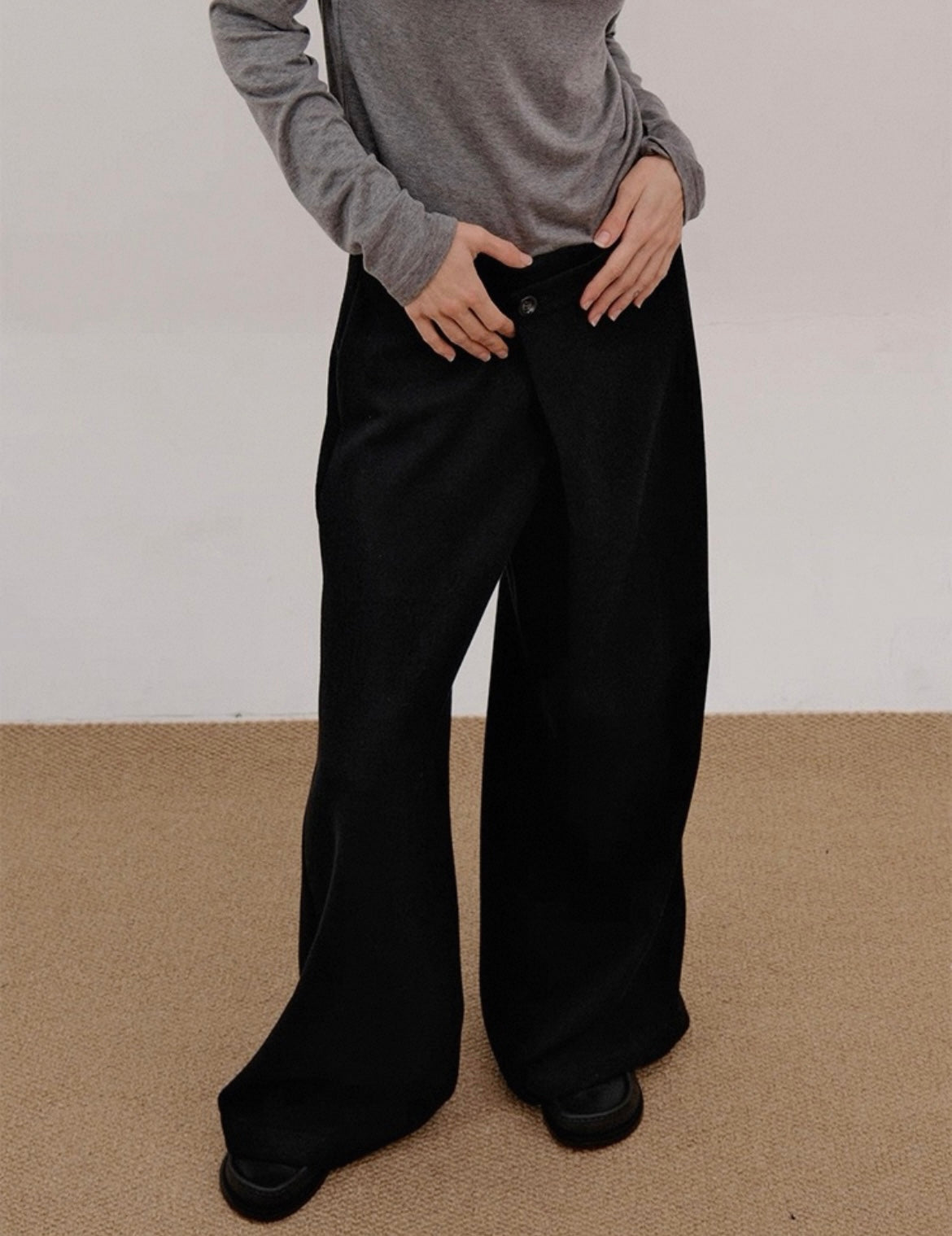 Soft-Drapes Trousers  in Black
