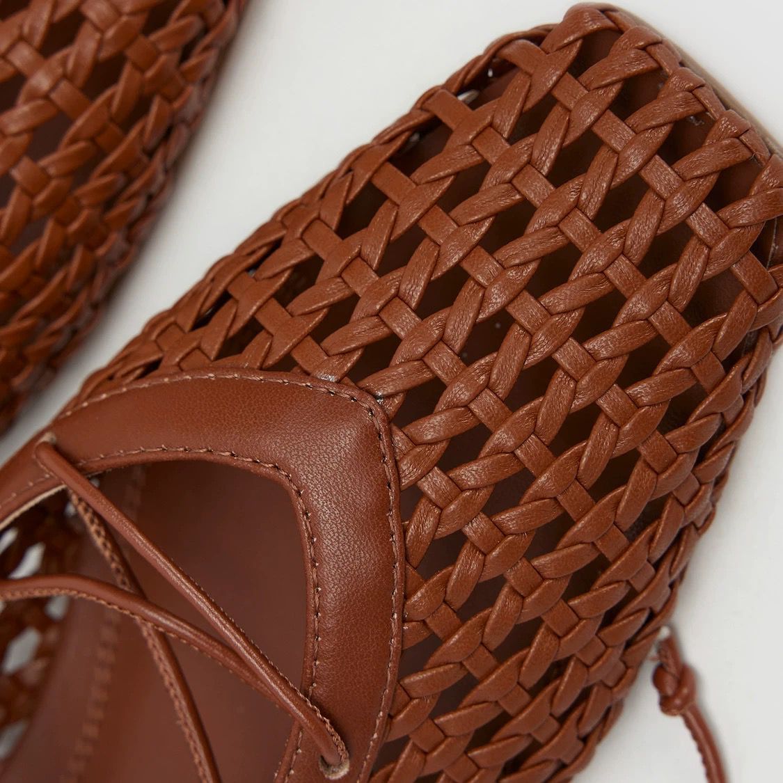 LACE WOVEN PUMPS
